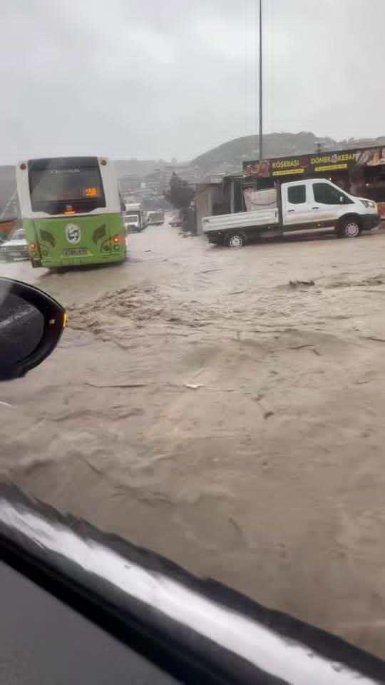 <p>Yolların g&ouml;le d&ouml;nmesiyle birlikte, ara&ccedil;lar da ilerlemekte g&uuml;&ccedil;l&uuml;k &ccedil;ekti, bazı ara&ccedil;lar yolda kaldı.</p>
