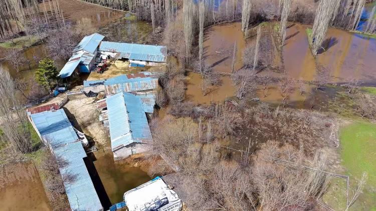 <p>Sivas'ın Gemerek il&ccedil;esine bağlı Eşikli k&ouml;y&uuml;nde etkili olan sağanakla birlikte derenin taşması sonucu bazı ev ve ahırları su bastı.</p>
