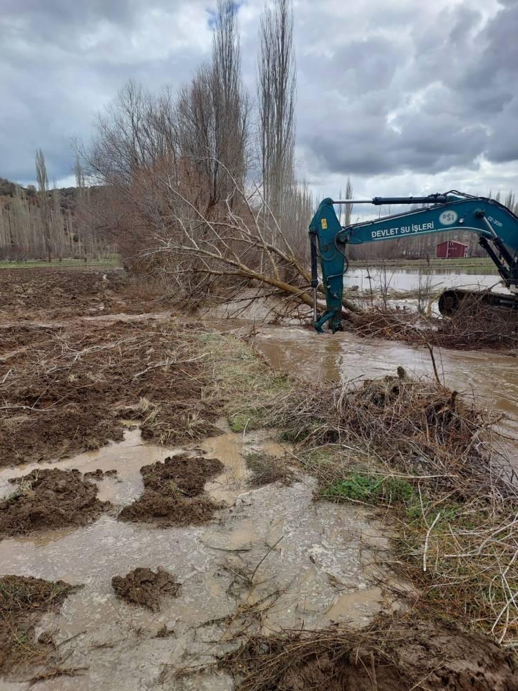 <p>İl&ccedil;e merkezine 27 kilometre uzaklıktaki Eşikli k&ouml;y&uuml;nde d&uuml;n sabah saatlerinden itibaren etkili olan sağanakla birlikte, yama&ccedil;lardaki karların hızla erimesiyle k&ouml;y i&ccedil;erisinden ge&ccedil;en Ayan&ouml;z&uuml; Deresi taştı.</p>
