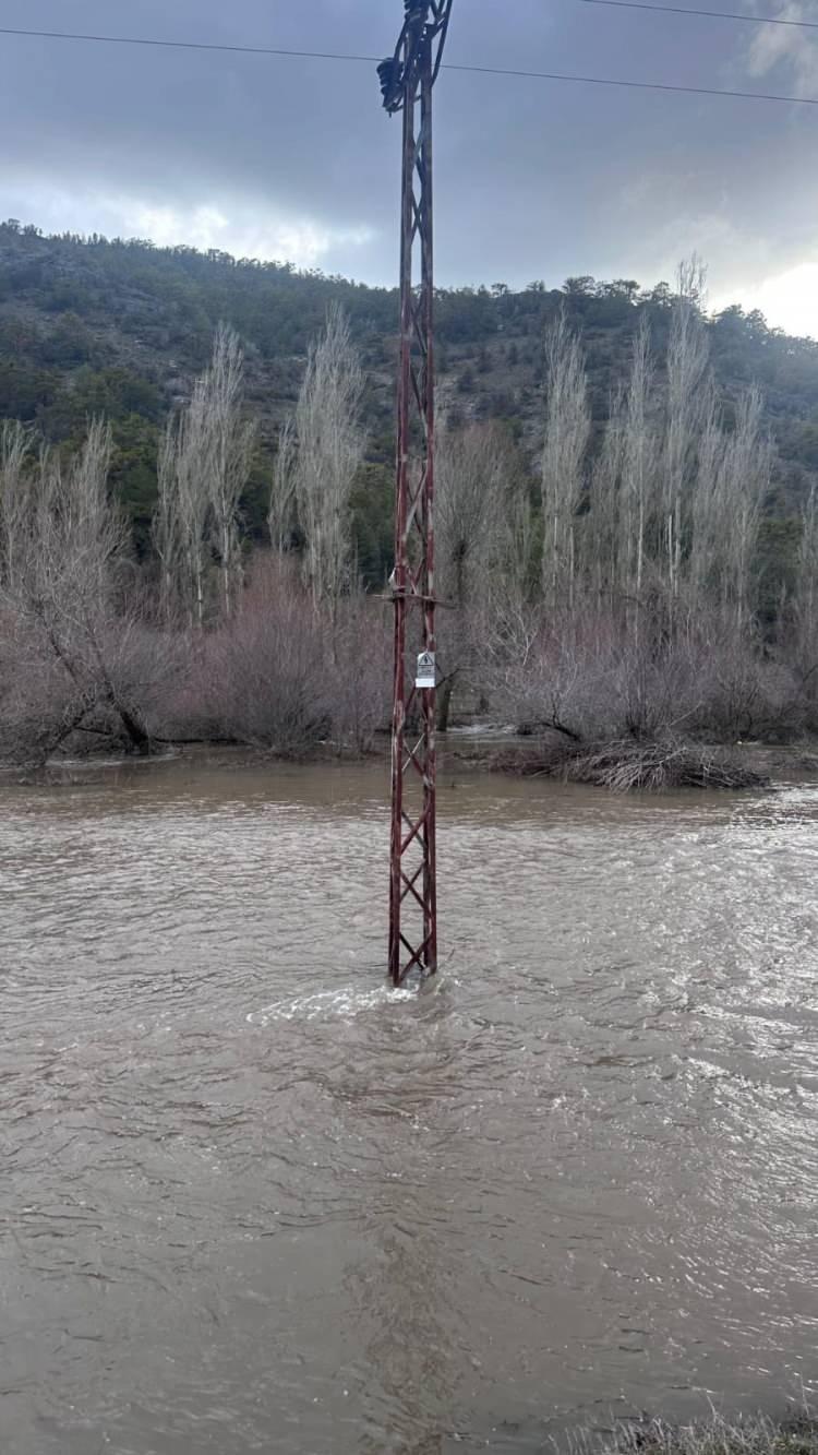 <p>Derenin taşmasıyla sel meydana geldi. K&ouml;ydeki 8 ev ve 2 ahırı su bastı.&nbsp;</p>
