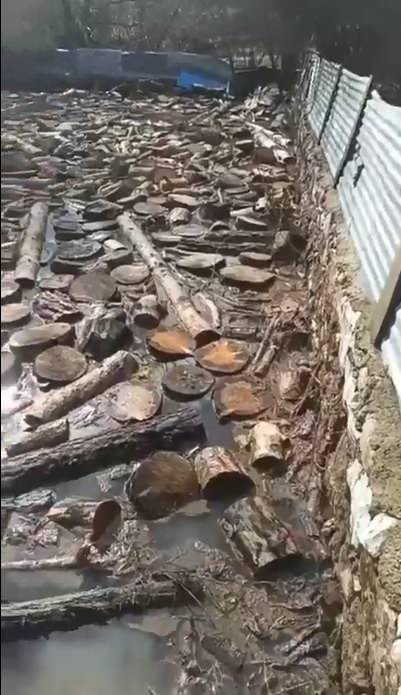 <p>K&ouml;yl&uuml;ler ahırlarda bulunan hayvanları g&uuml;venli bir alana g&ouml;t&uuml;rd&uuml;. Su basan evlerde hasar oluştu. Taşkın nedeniyle tarım arazileri de su altında kaldı. K&ouml;yde AFAD ekipleri tarafından hasar tespit &ccedil;alışması başlatıldı.&nbsp;</p>
