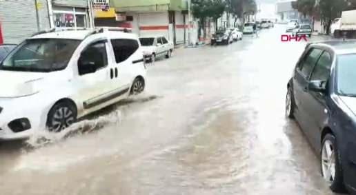 <p>MARDİN</p>

<p>Kızıltepe il&ccedil;esinde gece saatlerinden itibaren etkili olan sağanak yağış nedeniyle bir&ccedil;ok cadde ve sokak suyla doldu, ara&ccedil;lar ilerlemekte g&uuml;&ccedil;l&uuml;k &ccedil;ekti. Zemin katta bulunan bazı ev ve işyerlerini ise su bastı. Yağış sonrası Kızıltepe il&ccedil;e merkezindeki Eski Hastane Caddesi, Urfa Caddesi, Ersoylu Caddesi ve Halı Sokağı'nda su birikintileri oluştuğu g&ouml;r&uuml;ld&uuml;. Bazı b&ouml;lgelerde r&ouml;garların tıkanması sonucu biriken sular, kot altındaki ev ve işyerlerini bastı. B&ouml;lgede temizlik &ccedil;alışmaları başladı.&nbsp;</p>
