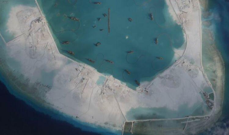 <div>&Ccedil;in'in, sadece &uuml;&ccedil; ay i&ccedil;inde resifteki arazi ıslah &ccedil;alışmalarını &ouml;nemli &ouml;l&ccedil;&uuml;de genişlettiği ve inşaatı &ouml;nemli &ouml;l&ccedil;&uuml;de b&uuml;y&uuml;tt&uuml;ğ&uuml; bildirildi.</div>
