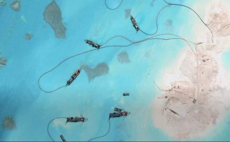 <p>Bug&uuml;ne kadar G&uuml;ney &Ccedil;in Denizi'nde en az 27 &uuml;s inşa etti. 2014 yılında &Ccedil;in, onlarca coğrafi b&ouml;lgenin boyutunu ve &ouml;l&ccedil;eğini b&uuml;y&uuml;k &ouml;l&ccedil;&uuml;de genişletmeye başladı ve k&uuml;&ccedil;&uuml;k adacıkları ve kayalıkları tam &ouml;l&ccedil;ekli askeri &uuml;slere d&ouml;n&uuml;şt&uuml;rd&uuml;.</p>
