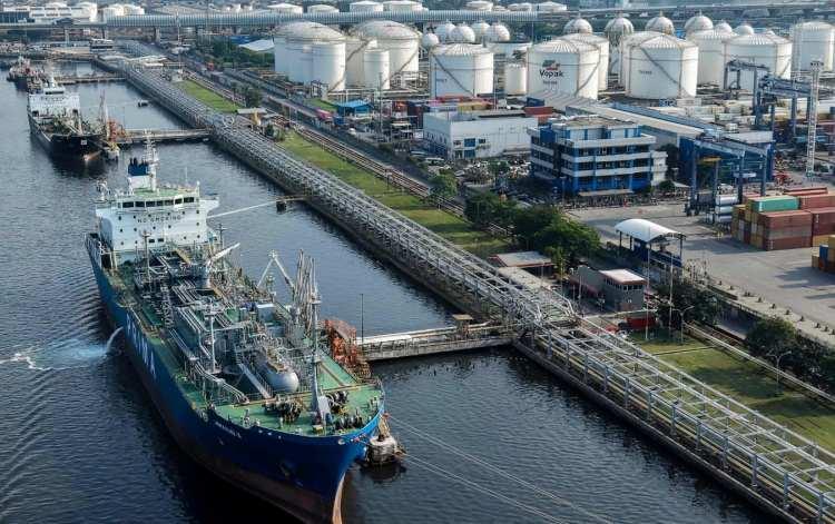 <p>Bu tesislerin &Ccedil;in'in G&uuml;ney &Ccedil;in Denizi'ndeki yetki alanını genişletmeyi ama&ccedil;layan askeri karakollar olduğunu ileri s&uuml;ren Poling, "Bu karakolların hepsi askeri. Sivil kullanımları ise sadece bir g&ouml;stermelikten ibaret; &uuml;zerine inşa edilmiş k&uuml;&ccedil;&uuml;k bir Potemkin k&ouml;y&uuml; gibi" dedi.</p>
