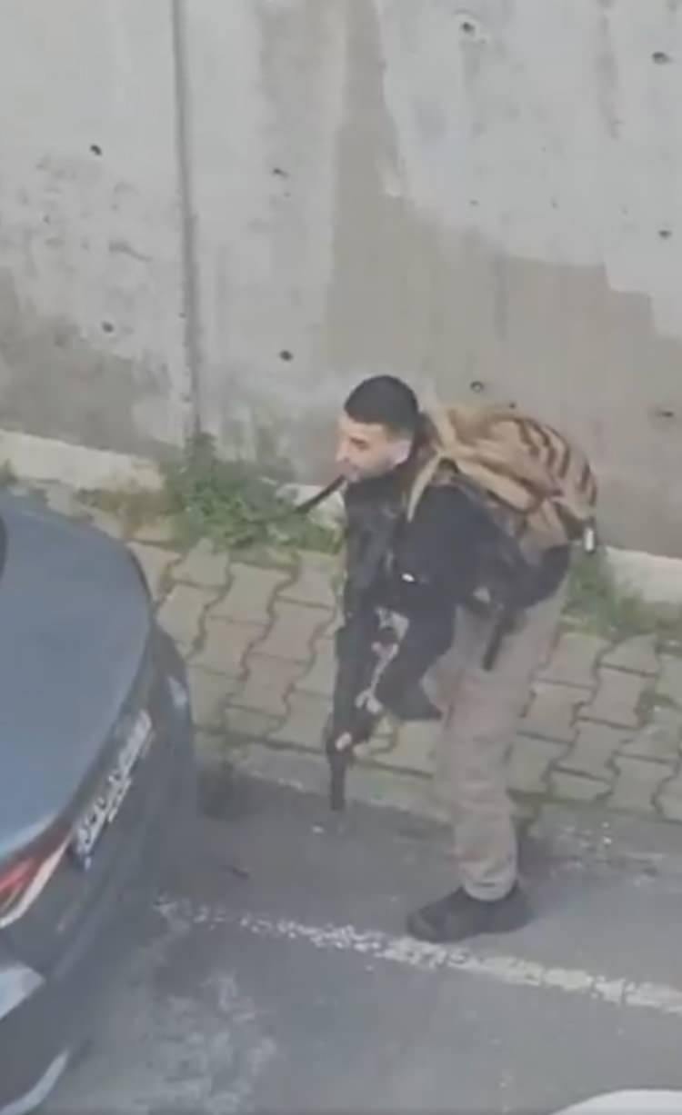 <p><strong>TER&Ouml;RSİTLERDEN 2'Sİ KARDEŞ</strong></p>

<p>İzmit'ten kiralık ara&ccedil;la İstanbul'a geldikleri tespit edilen şahıslardan birinin dini istismar eden &ouml;rg&uuml;t irtibatı olduğu; 2'si kardeş olan 2 ter&ouml;ristten birinin de uyuşturucu kaydı olduğu belirlenmiştir.</p>
