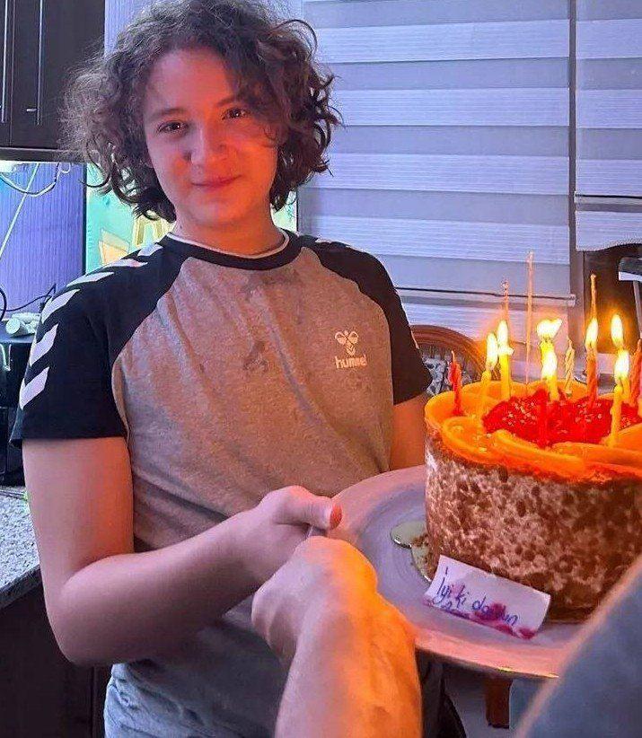 <p><strong>"BİR AY &Ouml;NCE KENDİSİNİ JİLETLEMİŞ"</strong></p>

<p>Bir ay &ouml;nce &ccedil;ocuk, kadın doğum hastanesine kendini jiletlemiş, gitmiş.&nbsp;</p>
