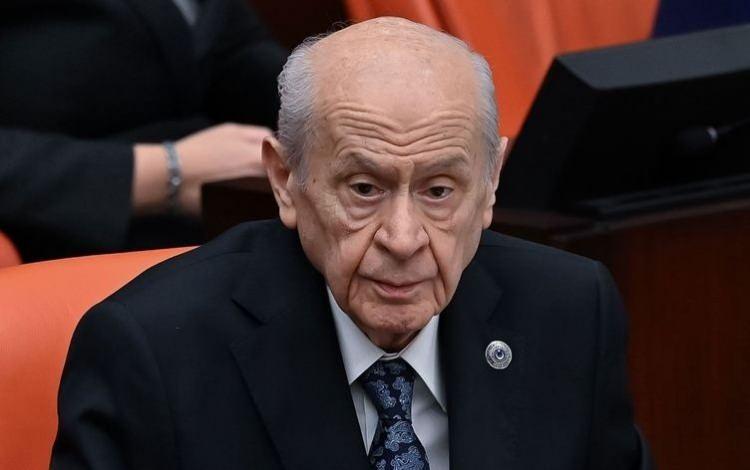 <p>MHP Genel Başkanı Devlet Bah&ccedil;eli, Şanlıurfa ve Kahramanmaraş&rsquo;ta peş peşe yaşanan olaylara ilişkin yazılı a&ccedil;ıklama yaptı. Bah&ccedil;eli, s&ouml;z konusu hadiselerin sığ ve tek boyutlu değerlendirmelerle ge&ccedil;iştirilemeyeceğini belirterek, "Bu vahim gelişmelerin t&uuml;m sebepleri, sonu&ccedil;ları ve arka plan dinamikleriyle birlikte serinkanlı, sağduyulu ve &ccedil;ok y&ouml;nl&uuml; bir bakış a&ccedil;ısıyla ele alınması zaruri bir mecburiyettir" ifadelerini kullandı.</p>

<p><strong>"DİJİTALLEŞME VE SOSYAL MEDYA &Ccedil;OCUKLARI ETKİLİYOR"</strong></p>

<p>Dijitalleşmenin kontrols&uuml;z yaygınlığına dikkat &ccedil;eken Bah&ccedil;eli, "Sosyal medya mecralarının denetimsiz etkisi ve giderek derinleşen akran zorbalığı, maalesef &ccedil;ocuklarımızın ruh d&uuml;nyasında telafisi g&uuml;&ccedil; tahribatlar meydana getirmektedir" dedi.</p>

<p>&Ccedil;ocukların yapay bir dijital iklim i&ccedil;inde b&uuml;y&uuml;d&uuml;ğ&uuml;n&uuml; ifade eden Bah&ccedil;eli, "Bir kaydırma hareketiyle sevin&ccedil;ten &ouml;fkeye, merhametten şiddete savrulan hızlı duygu ge&ccedil;işleri, gelişim &ccedil;ağındaki zihinlerde ger&ccedil;ek ile sanal arasındaki sınırları bulanıklaştırmaktadır" dedi.</p>

<p><strong>"MESELE YALNIZCA FAİL &Uuml;ZERİNDEN OKUNMAMALI"</strong></p>

<p>Bah&ccedil;eli, olayların yalnızca fail &uuml;zerinden değerlendirilmesinin eksik olacağını belirterek, "Asıl sorgulanması gereken, &ccedil;ocuklarımızı b&ouml;ylesi karanlık eylemlere iten sosyal &ccedil;evre, dijitalleşme, değer erozyonu ve kontrols&uuml;z etki alanlarıdır" ifadelerine yer verdi.</p>

<p><strong>"S&Uuml;RE&Ccedil; TAMAMLANMADAN SİYASİ YORUM YAPILMAMALI"</strong></p>

<p>Yetkili makamların s&uuml;reci s&uuml;k&ucirc;net ve devlet ciddiyetiyle y&uuml;r&uuml;tmesi gerektiğini vurgulayan Bah&ccedil;eli, "Olayın t&uuml;m y&ouml;nleriyle aydınlatılması beklenmeden yapılacak siyasi yorumlar, hakikatin &uuml;zerini &ouml;rtmekten başka bir sonu&ccedil; doğurmayacaktır" değerlendirmesinde bulundu.</p>

<p>Bah&ccedil;eli, a&ccedil;ıklamasında hayatını kaybedenler i&ccedil;in başsağlığı dileklerini ileterek, "Kahramanmaraş&rsquo;ta hayatını kaybeden yavrularımıza ve fedak&acirc;r &ouml;ğretmen kardeşimize Allah&rsquo;tan rahmet, kederli ailelerine ve aziz milletimize başsağlığı diliyorum" dedi. Her iki olayda yaralananlara da acil şifa temennisinde bulunan Bah&ccedil;eli, benzer hadiselerin bir daha yaşanmaması temennisinde bulundu.</p>
