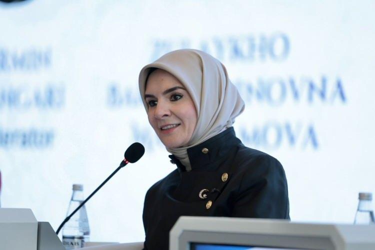 <p>Aile ve Sosyal Hizmetler Bakanı Mahinur &Ouml;zdemir G&ouml;ktaş, <strong>"Kahramanmaraş'ın Onikişubat il&ccedil;esinde, bir ortaokulda yaşanan elim hadisede hayatını kaybeden vatandaşlarımıza Allah'tan rahmet, ailelerine sabır diliyorum. Yaralanan &ouml;ğrencilerimizin ve &ouml;ğretmenlerimizin bir an evvel sağlıklarına kavuşmalarını temenni ediyorum. Olayın t&uuml;m y&ouml;nleriyle titizlikle incelendiğini ve s&uuml;recin ilgili Bakanlıklarımızca yakından takip edildiğini ifade etmek istiyorum. Bakanlık olarak, psikososyal destek ekiplerimizle hastanede tedavisi devam eden evlatlarımızın ve ailelerimizin yanındayız. &Uuml;lkemizin ve milletimizin başı sağ olsun."</strong> a&ccedil;ıklamasında bulundu.</p>
