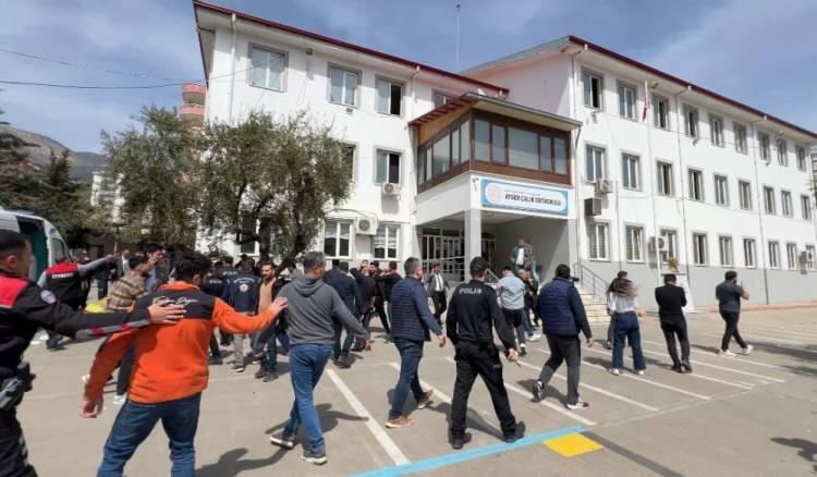 <p><strong>RT&Uuml;K: YAYIN YASAĞI GETİRİLDİ</strong></p>

<p>&nbsp;</p>

<p>Radyo ve Televizyon &Uuml;st Kurulu (RT&Uuml;K), Kahramanmaraş'taki Ayser &Ccedil;alık Ortaokulu'ndaki silahlı saldırıya ilişkin yayın kuruluşlarına uyarıda bulundu.</p>
