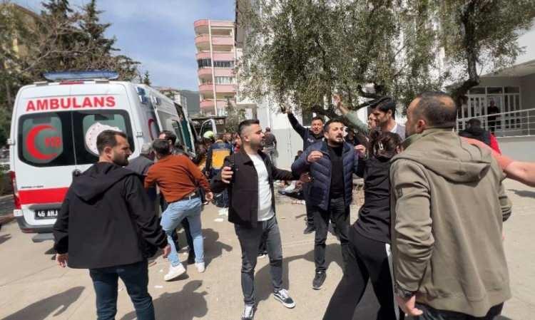 <p><strong>KİMLİĞİ BELLİ OLDU!</strong></p>

<p>&nbsp;</p>

<p>Kahramanmaraş'ta d&uuml;zenlenen silahlı saldırıda saldırganın İsa Aras Mersinli olduğu tespit edildi.</p>
