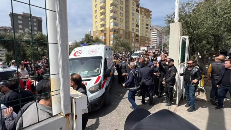 <p><strong>SALDIRGANIN BABASI G&Ouml;ZALTINA ALINDI</strong></p>

<p>&nbsp;</p>

<p>Silahlı saldırı ger&ccedil;ekleştiren İsa Aras Mersinli'nin babası Uğur Mersinli g&ouml;zaltına alındı.</p>
