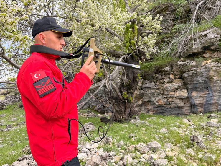 <p>Labrador ırkından se&ccedil;ilen bu k&ouml;peğin, gelişmiş koku alma yetenekleri ve &ouml;zel eğitimleri sayesinde yıllar &ouml;nce kalmış insan kalıntılarını dahi tespit edebileceği belirtilirken, <strong>arama &ccedil;alışmalarının elde edilecek bulgular doğrultusunda farklı noktalarda da s&uuml;rd&uuml;r&uuml;lebileceği, &ccedil;alışmaların 1 ay s&uuml;rebileceği &ouml;ğrenildi.</strong></p>

<p>&nbsp;</p>

<p>&nbsp;</p>

