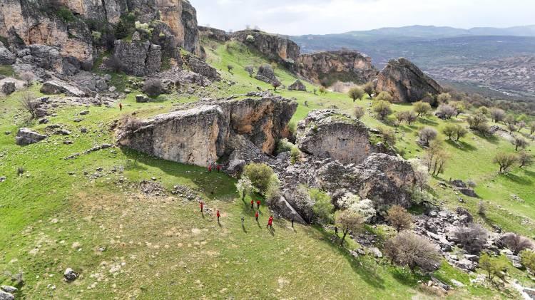 <p><span style="color:#B22222"><strong>GİZLİ TANIĞIN BEYANINDA G&Uuml;LİSTAN&rsquo;IN &Ouml;LD&Uuml;R&Uuml;LD&Uuml;Ğ&Uuml; BELİRTİLDİ</strong></span></p>

<p>&nbsp;</p>

<p>Soruşturma devam ederken, jandarmaya başvuran gizli tanık Şubat, 10 Ocak 2025&rsquo;te JASAT ekiplerine verdiği ifadede, Doku&rsquo;nun kaybolduğu g&uuml;n &ouml;ğle saatlerinde Sarı Saltuk Viyad&uuml;ğ&uuml;'nden, d&ouml;nemin valisi Tuncay Sonel&rsquo;in oğlu Mustafa T&uuml;rkay Sonel&rsquo;in kullandığı otomobille alınarak Rostan-Dinar mevkisine g&ouml;t&uuml;r&uuml;ld&uuml;ğ&uuml;n&uuml; &ouml;ne s&uuml;rd&uuml;. Gizli tanık, G&uuml;listan&rsquo;ın burada ara&ccedil; i&ccedil;erisinde bir silahla başından vurularak &ouml;ld&uuml;r&uuml;ld&uuml;ğ&uuml;n&uuml; iddia etti. Tanık, olayın ardından Doku&rsquo;nun aynı b&ouml;lgede g&ouml;m&uuml;lmek istendiğini ancak daha sonra cesedin Pertek il&ccedil;esi Ko&ccedil;pınar k&ouml;y&uuml;nde, mezarlığın da bulunduğu t&uuml;rbenin yanındaki b&uuml;y&uuml;k bir ağacın altına g&ouml;m&uuml;ld&uuml;ğ&uuml;n&uuml; ileri s&uuml;rd&uuml;.</p>
