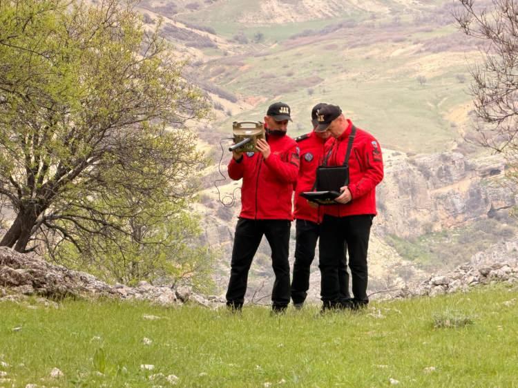 <p>Bu s&uuml;renin yaklaşık 1 ila 2 yıl arasında olabileceği belirtilirken, raporda boşlukta cesetle birlikte sırt &ccedil;antası benzeri bir eşya ile silahın da g&ouml;m&uuml;lm&uuml;ş olabileceği, b&ouml;lgede oluşan oksitlenmenin de bu durumu desteklediği kaydedildi. &Ccedil;alışmanın ardından da başsavcı Ebru Cansu ile JASAT ekiplerinin katılımıyla ge&ccedil;en yıl yer altı g&ouml;r&uuml;nt&uuml;leme cihazlarıyla 17 noktada toplam 40 kilometrelik alanda arama yapılırken, G&uuml;listan Doku&rsquo;ya ait herhangi bulguya ulaşılamadı.</p>

<p>&nbsp;</p>
