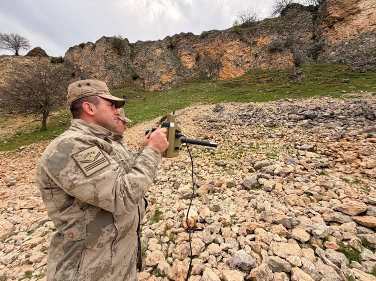 <p>Tanık beyanında ayrıca cesedin yaklaşık 1-2 yıl &ouml;nce yerinin değiştirilerek Pertek&rsquo;te başka bir k&ouml;ye taşındığını da iddia etti. Gizli tanığın ifadesinin ardından Başsavcı Ebru Cansu ile JASAT ve yer altı g&ouml;r&uuml;nt&uuml;leme operat&ouml;r&uuml; tarafından 12 Ocak g&uuml;n&uuml; Pertek il&ccedil;esi Ko&ccedil;pınar k&ouml;y&uuml; girişindeki mezarlık yanında arama yapıldı.</p>

<p>&nbsp;</p>
