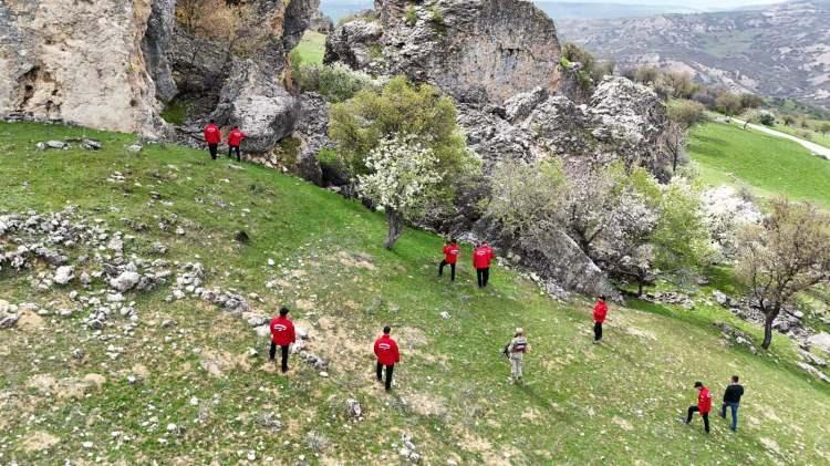 <p><span style="color:#B22222"><strong>EKİPLERİN &Ccedil;ALIŞMASI S&Uuml;R&Uuml;YOR</strong></span></p>

<p>&nbsp;</p>

<p>G&uuml;listan Doku&rsquo;nun cansız bedenini bulabilmek i&ccedil;in Adalet Bakanlığı&rsquo;nın talebi ve İ&ccedil;işleri Bakanlığı&rsquo;nın talimatıyla, Jandarma Genel Komutanlığı&rsquo;na bağlı Jandarma Arama Kurtarma (JAK) ekipleri son teknoloji cihazlarla Tunceli&rsquo;ye sevk edildi. JAK ekipleri ile Tunceli İl Jandarma Komutanlığı&rsquo;na bağlı JASAT timlerinden oluşan 30 kişilik &ouml;zel ekip, Tunceli Cumhuriyet Başsavcısı Ebru Cansu&rsquo;nun koordinasyonunda &ccedil;alışmalarını s&uuml;rd&uuml;r&uuml;yor.&nbsp;</p>
