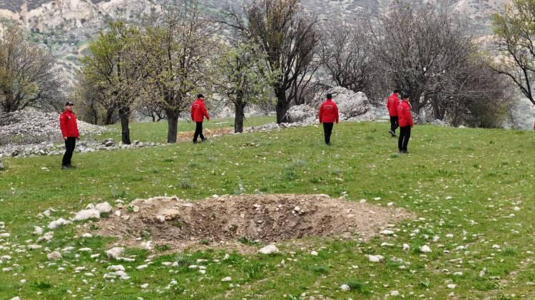 <p><span style="color:#B22222"><strong>G&Ouml;M&Uuml;L&Uuml;P &Ccedil;IKARILMIŞ OLABİLİR</strong></span></p>

<p>&nbsp;</p>

<p>Ardından hazırlanan raporda, koordinatları belirlenen b&ouml;lgede yaklaşık 2 saat s&uuml;ren tarama &ccedil;alışması ger&ccedil;ekleştirildiği, yapılan incelemelerde cihazın uyarı vermesi ile ş&uuml;pheli bir boşluk tespit edildiği ifade edildi. S&ouml;z konusu boşluğun; yaklaşık 1,60-1,70 metre uzunluğunda, 70-80 santimetre genişliğinde ve yaklaşık 80 santimetre derinliğinde olduğu, mezar g&ouml;r&uuml;nt&uuml;s&uuml;ne benzediği kaydedildi.</p>
