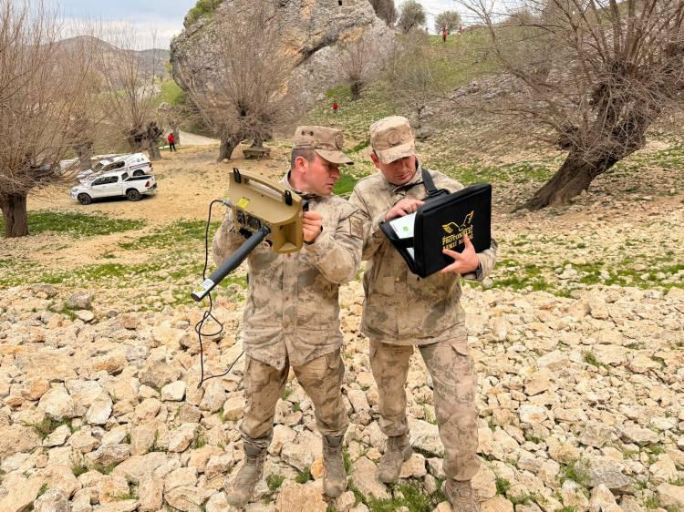 <p>G&uuml;n&uuml;n erken saatlerinde araziye &ccedil;ıkan ekiplerin bir b&ouml;l&uuml;m&uuml;, yer altı g&ouml;r&uuml;nt&uuml;leme cihazlarıyla tarama ger&ccedil;ekleştiriyor. Cihazların g&ouml;nderdiği kızıl&ouml;tesi sinyaller sayesinde yer altının &uuml;&ccedil; boyutlu g&ouml;r&uuml;nt&uuml;s&uuml; elde edilerek ş&uuml;pheli alanlar detaylı şekilde inceleniyor.&nbsp;</p>

<p>&nbsp;</p>
