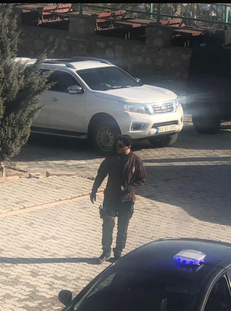 <p><span style="color:#B22222"><strong>DARALTILMIŞ BAZ &Ccedil;ALIŞMASIYLA Ş&Uuml;PHELİLERİN İZİ S&Uuml;R&Uuml;LD&Uuml;</strong></span></p>

<p>&nbsp;</p>

<p>Dosyadaki baz raporundaki teknik verilere g&ouml;re; G&uuml;listan&rsquo;ın kaybolmasından &ouml;nce 27 Aralık 2019&rsquo;da G&uuml;listan Doku&rsquo;nun telefonu ile d&ouml;nemin Valisi Tuncay Sonel&rsquo;in oğlu Mustafa T&uuml;rkay Sonel ve Umut Altaş&rsquo;ın telefonları Gen&ccedil;lik Merkezi civarında aynı anda sinyal verdi. Bu durum, ş&uuml;phelilerin G&uuml;listan'la olaydan &ouml;nce de g&ouml;r&uuml;şt&uuml;ğ&uuml;n&uuml; g&ouml;sterdi. Ayrıca G&uuml;listan Doku&rsquo;nun son g&ouml;r&uuml;ld&uuml;ğ&uuml; yer olan Sarı Saltuk Viyad&uuml;ğ&uuml; &ccedil;evresinde Mustafa T&uuml;rkay Sonel, Umut Altaş, Erdoğan Elaldı ve Ş&uuml;kr&uuml; Eroğlu&rsquo;nun telefonlarının aynı b&ouml;lgede sinyal verdiği belirlendi.</p>
