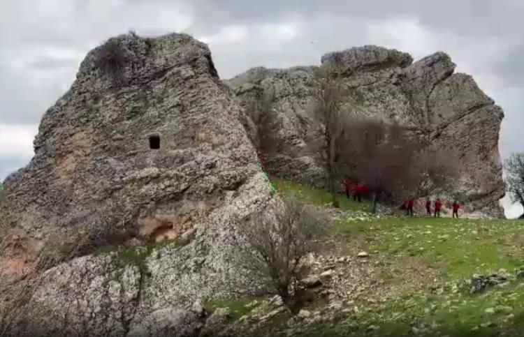 <p>Ekiplerin, daraltılmış baz verileri ve ş&uuml;phe uyandıran noktalar &uuml;zerinden hareket ederek belirlenen alanlarda arama yaptığı &ouml;ğrenildi.</p>
