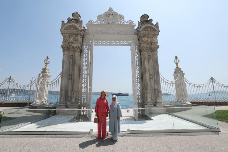 <p>Cumhurbaşkanı Recep Tayyip Erdoğan'ın eşi Emine Erdoğan, Bel&ccedil;ika Krali&ccedil;esi Mathilde'yi Dolmabah&ccedil;e Sarayı'nda ağırladı.</p>
