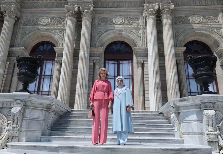 <p>Emine Erdoğan, "Ekonomik Misyon" kapsamında T&uuml;rkiye'ye ziyaret d&uuml;zenleyen Bel&ccedil;ika Krali&ccedil;esi Mathilde'yi Dolmabah&ccedil;e Sarayı'nın Muayede Salonu'nun girişinde karşıladı. Birbirlerine sarılarak selamlaşan ve sohbet eden Emine Erdoğan ile Krali&ccedil;e Mathilde, sarayın kristal merdivenleri &ouml;n&uuml;nde fotoğraf &ccedil;ektirip Medhal Salonu'na ge&ccedil;ti.</p>
