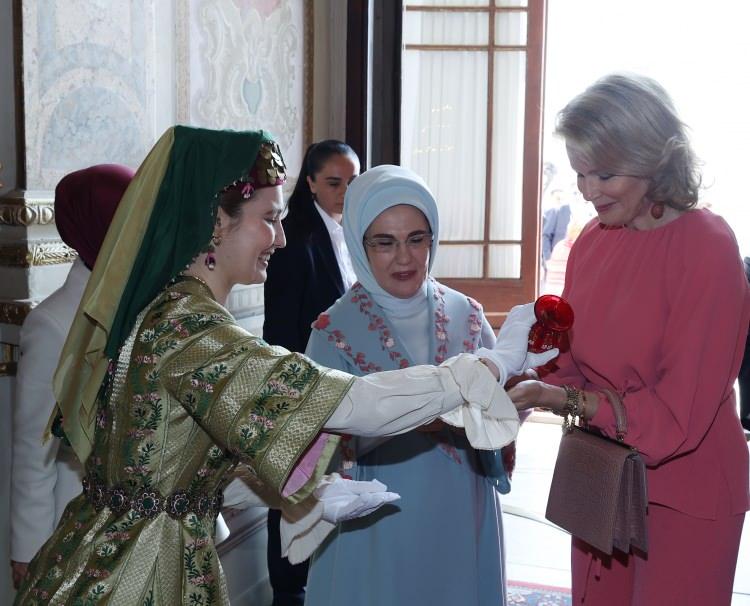 <p>Emine Erdoğan, daha sonra Krali&ccedil;e Mathilde'yle Olgunlaşma Enstit&uuml;s&uuml; tarafından d&uuml;zenlenen, ge&ccedil;mişten tevar&uuml;s eden T&uuml;rk k&uuml;lt&uuml;r mirasını, geleceği inşa eden dinamik bir yapı taşı olarak yeniden tanımlayan "Asırlık Zarafet" sergisini gezdi.</p>
