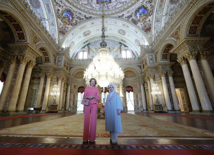 <p>Erdoğan ve Mathilde, T&uuml;rkiye'nin k&uuml;lt&uuml;rel mirasını oluşturan geleneksel sanatsal zenginliğini dokuma tezgahı &uuml;zerinden yansıtmayı ama&ccedil;layan sergideki &uuml;r&uuml;nleri inceleyerek, bilgi aldı.</p>

<p>Gezi sırasında Emine Erdoğan, Bel&ccedil;ika Krali&ccedil;esi Mathilde'ye, Olgunlaşma Enstit&uuml;s&uuml; eğitmenleri tarafından iğne oyası ve sarma tekniği kullanılarak bir haftada yapılan hanımeli, kasımpatı ile lale fig&uuml;rlerinden oluşan broşu hediye etti.</p>
