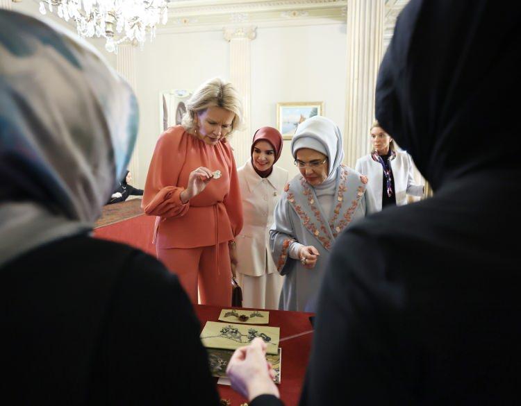 <p>Emine Erdoğan ile Mathilde, Dolmabah&ccedil;e Sarayı'nda &Ouml;zg&uuml;r Masur'un imzasını taşıyan, "Anatolia" adlı koleksiyonda yer alan kıyafetleri de inceledi.</p>

<p>Anadolu'daki kadın enstit&uuml;lerinde y&uuml;r&uuml;t&uuml;len 3 yıllık araştırma s&uuml;recinin ardından hazırlanan 100 par&ccedil;alık koleksiyonda, Anadolu'nun kendine &ouml;zg&uuml; &uuml;retim teknikleri ve kumaşları modern tasarımlarla yeniden yorumlanırken s&ouml;z konusu kıyafetler Emine Erdoğan ile Mathilde'nin beğenisine sunuldu.</p>
