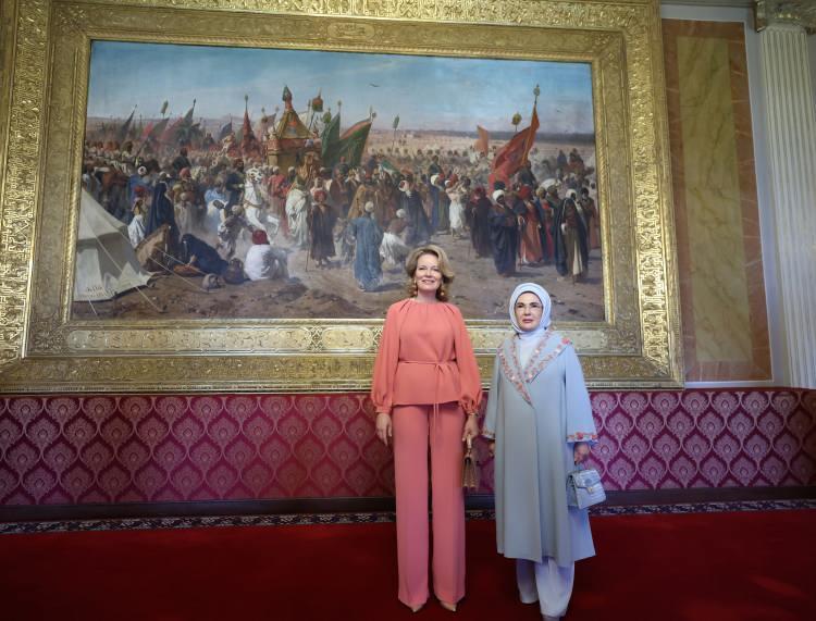 <p>Emine Erdoğan, ziyarete ilişkin sosyal medya hesabından yaptığı paylaşımda, "&Uuml;lkemizde ağırladığımız Bel&ccedil;ika Krali&ccedil;esi Mathilde'yle İstanbul'da bir araya gelmekten memnuniyet duydum. Bu kıymetli buluşmanın &uuml;lkelerimiz arasındaki g&ouml;n&uuml;l birliğini daha da g&uuml;&ccedil;lendirmesini temenni ediyorum." ifadelerini kullandı.</p>
