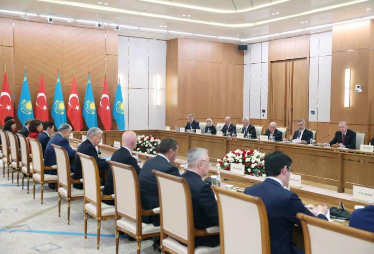 <p>T&ouml;rende, Dışişleri Bakanı Hakan Fidan, Milli Eğitim Bakanı Yusuf Tekin, Milli Savunma Bakanı Yaşar G&uuml;ler, Sanayi ve Teknoloji Bakanı Mehmet Fatih Kacır, Ticaret Bakanı &Ouml;mer Bolat, T&uuml;rk Devletleri Teşkilatı (TDT) Aksakallar Konseyi Başkanı Binali Yıldırım, Cumhurbaşkanlığı İletişim Başkanı Burhanettin Duran, Cumhurbaşkanlığı Savunma Sanayii Başkanı Haluk G&ouml;rg&uuml;n, Cumhurbaşkanı Dış Politika ve G&uuml;venlik Başdanışmanı Akif &Ccedil;ağatay Kılı&ccedil; ve AK Parti genel başkan yardımcıları da hazır bulundu.</p>

<p>&nbsp;</p>
