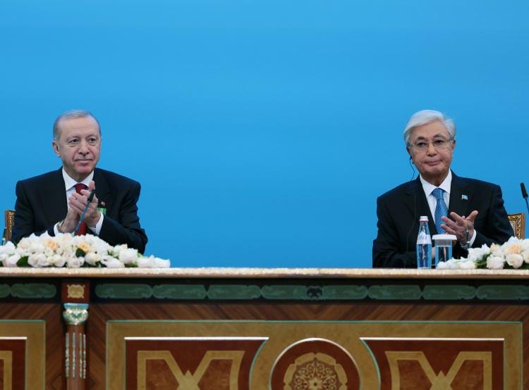 <p>Cumhurbaşkanı Erdoğan ve Tokayev, Bağımsızlık Sarayı'nda baş başa g&ouml;r&uuml;şt&uuml; ve T&uuml;rkiye-Kazakistan Y&uuml;ksek D&uuml;zeyli Stratejik İşbirliği Konseyi Altıncı Toplantısı'na katıldı.</p>
