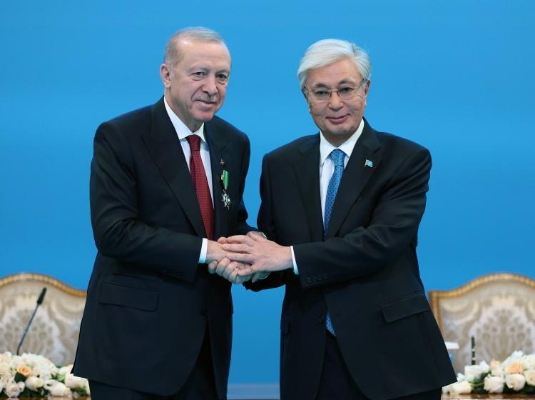 <p>Tokayev, toplantı sonrası Cumhurbaşkanı Erdoğan'a "Hoca Ahmet Yesevi Nişanı" tevcih etti.</p>

<p>&nbsp;</p>
