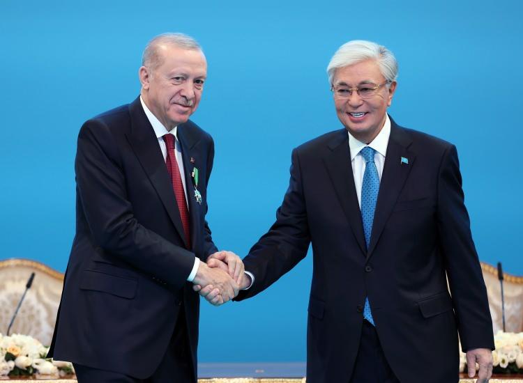 <p><span style="color:#B22222"><strong>ERDOĞAN TEŞEKK&Uuml;R ETTİ</strong></span></p>

<p>&Ouml;zel Devlet Nişanı'nın teslim edilmesinin ardından Erdoğan a&ccedil;ıklamalarda bulundu.&nbsp;</p>

<p>Erdoğan'ın a&ccedil;ıklaması şu şekilde;</p>

<p>Bu g&uuml;zide nişanın ilk kez tarafıma takdim edilmesinden b&uuml;y&uuml;k memnuniyet duyuyorum.</p>

<p>Bu nişanı y&uuml;ksek bir tevecc&uuml;h olarak g&ouml;r&uuml;yor ve kabul ediyorum. Dostluğumuzun bug&uuml;nk&uuml; seviyeye ulaşmasından &ouml;t&uuml;r&uuml; sizlere teşekk&uuml;r ederim. Rabbim kardeşliğimizi ve muhabbetimizi daim eylesin.</p>

