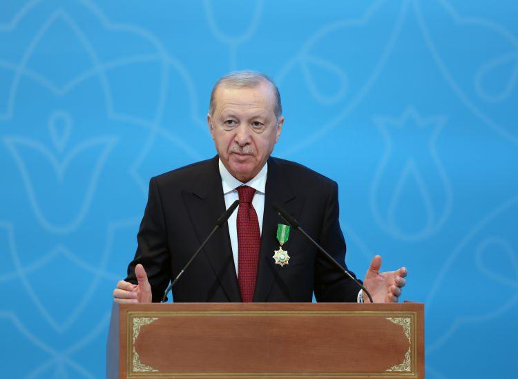 <p>"Bu nişanı, T&uuml;rkiye Cumhuriyeti'ne ve milletimize y&uuml;ksek bir tevecc&uuml;h olarak g&ouml;r&uuml;yor ve kabul ediyorum. Bu vesileyle &uuml;lkelerimiz arasındaki kardeşliğin bug&uuml;nk&uuml; seviyesine ulaşmasında sergilediğiniz liderlik i&ccedil;in siz değerli kardeşime teşekk&uuml;r ediyorum. Rabb'im kardeşliğimizi ve muhabbetimizi daim etsin."</p>

<p>&nbsp;</p>
