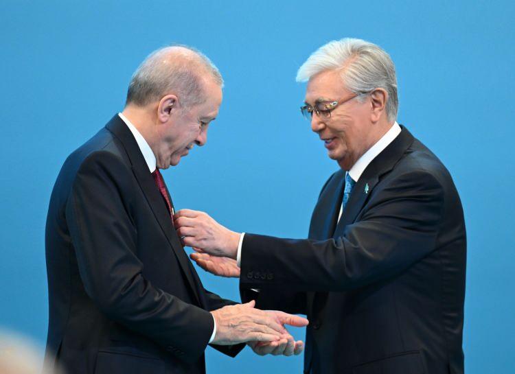 <p>Bug&uuml;nk&uuml; t&ouml;renle Cumhurbaşkanı Erdoğan, "Hoca Ahmet Yesevi Nişanı" takdim edilen ilk isim oldu.</p>

<p>&nbsp;</p>
