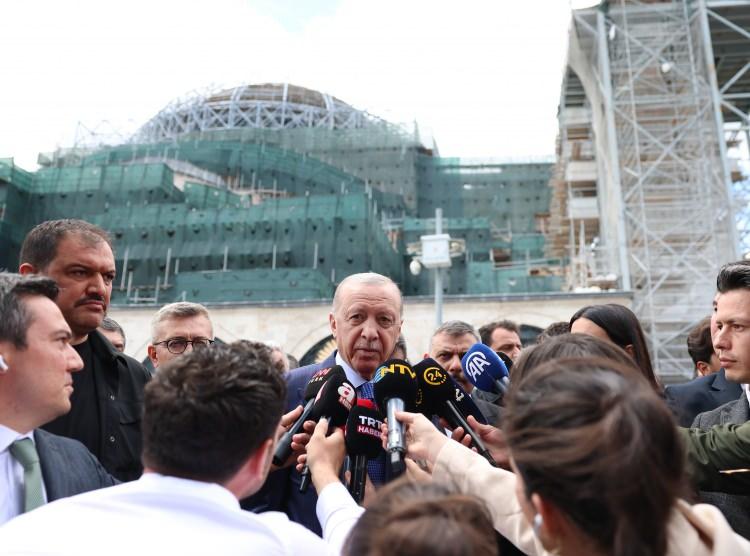 <p><span style="color:rgb(178, 34, 34)">CUMHURBAŞKANI ERDOĞAN AYASOFYA'DA</span></p>

<p><span style="color:rgb(0, 0, 0)">Cumhurbaşkanı Erdoğan, cuma namazını kılmak i&ccedil;in Ayasofya-i Kebir Cami-i Şerifi'ne geldi.&nbsp;</span></p>
