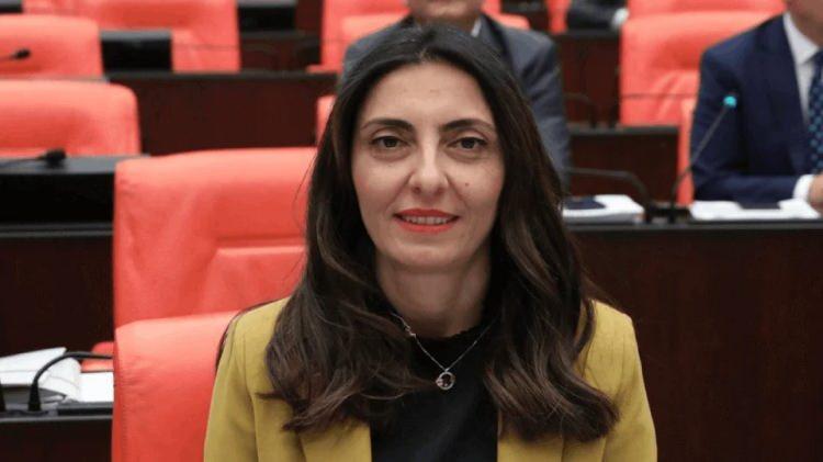 <p><span style="color:#B22222"><strong>NURHAYAT ALTACA KAYIŞOĞLU</strong></span></p>
