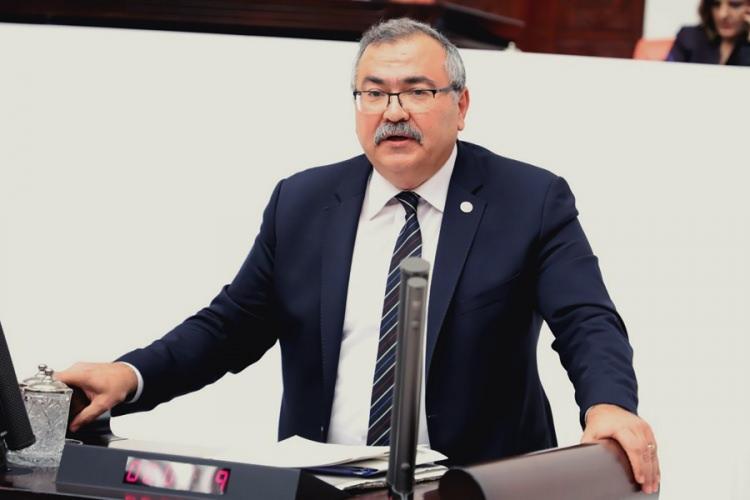 <p><span style="color:#B22222"><strong>'&Ouml;ZG&Uuml;R &Ouml;ZEL NE KARAR ALIRSA UYARIZ'</strong></span></p>

<p>&nbsp;</p>

<p>CHP Aydın Milletvekili S&uuml;leyman B&uuml;lb&uuml;l, Meclis'te gazetecilere yaptığı a&ccedil;ıklamada, parti t&uuml;z&uuml;ğ&uuml;ne aykırı hi&ccedil;bir karar alınamayacağını savundu.</p>

<p>Parti t&uuml;z&uuml;ğ&uuml;n&uuml;n "CHP'nin anayasası" olduğunu ifade eden B&uuml;lb&uuml;l, "Sen t&uuml;z&uuml;ğ&uuml;n olağan&uuml;st&uuml; kurultay maddesini uygulamayacaksın, &ccedil;ıkacaksın sonra arınmadan bahsedeceksin. Arınma hukuk i&ccedil;inde olur. Yol arkadaşlarını cezaevinde tutsak halinde bırakmak değildir. Arınma onlarla beraber direnmektir." s&ouml;zlerini sarf etti.</p>

<p>"Bazı CHP milletvekillerinin yeni kurulacak bir partiye ge&ccedil;eceğine" ilişkin iddiaların hatırlatılması &uuml;zerine B&uuml;lb&uuml;l, "Biz CHP'liyiz. Bizlerin Kuvayımilliye'ye dayanan, CHP fırkasından gelen k&ouml;kenlerimiz var. 2. Cumhurbaşkanımız İsmet İn&ouml;n&uuml;'n&uuml;n dediği gibi 'Yeni bir d&uuml;nya kurulur, T&uuml;rkiye yerini alır.' Biz se&ccedil;ilmiş genel başkanımız &Ouml;zg&uuml;r &Ouml;zel ve genel merkezimiz ne karar alırsa uyarız." dedi.</p>
