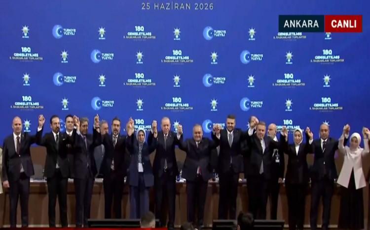 <p>Ke&ccedil;i&ouml;ren Belediye Başkanı Mesut &Ouml;zarslan,</p>

<p>Nevşehir Belediye Başkanı Rasim Arı ve</p>

<p>Keşan Belediye Başkanı Mehmet &Ouml;zcan AK Parti İl Başkanları Toplantısı'nda AK Parti'ye katıldı.</p>
