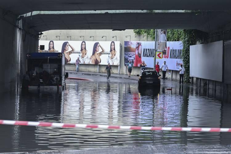 <p>Meteoroloji Genel M&uuml;d&uuml;rl&uuml;ğ&uuml;'n&uuml;n ge&ccedil;tiğimiz g&uuml;nlerde yaptığı yağış uyarısı &uuml;zerine beklenen sağanak yağış etkisini &uuml;lkemizin hemen her ilinde g&ouml;stermeye başladı.</p>

<p>&nbsp;</p>
