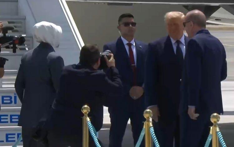 <p>Cumhurbaşkanı Erdoğan, Trump'ı u&ccedil;ağın kapısında karşıladı. İki lider burada &ouml;nce selamlaştı, sonra bir s&uuml;re sohbet etti.</p>
