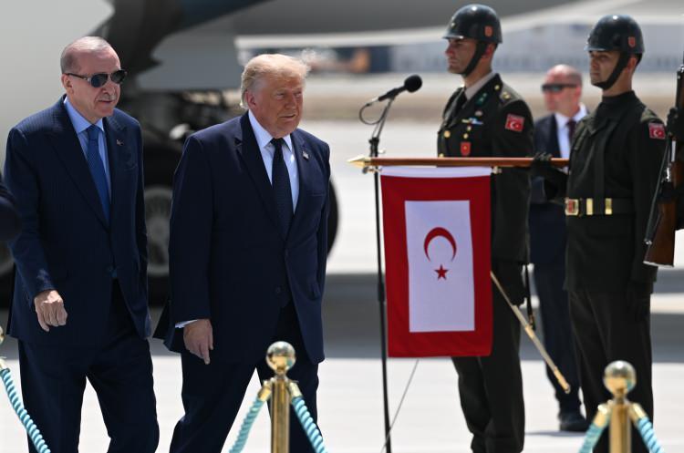 <p>ABD Başkanı Trump, Muhafız Alayı T&ouml;ren Kıtası'nı T&uuml;rk&ccedil;e "Merhaba asker" diyerek selamladı.</p>

<p>&nbsp;</p>

<p>&nbsp;</p>

<p>İki lider daha sonra havalimanındaki makam katına ge&ccedil;ti.</p>
