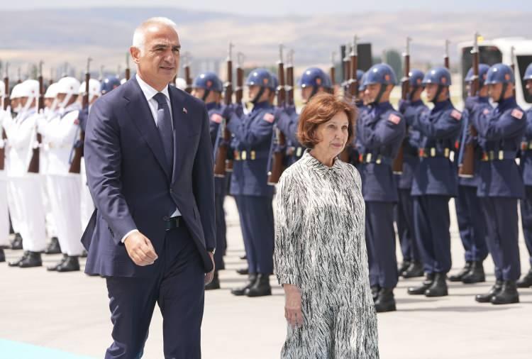 <p><span style="color:#B22222"><strong>KUZEY MAKEDONYA</strong></span></p>

<p>Kuzey Makedonya Cumhurbaşkanı Gordana Siljanovska Davkova, Esenboğa Havalimanı'na geldi. Cumhurbaşkanı Gordana Siljanovska Davkova'yı havalimanına gelişinde K&uuml;lt&uuml;r ve Turizm Bakanı Mehmet Nuri Ersoy karşıladı.</p>
