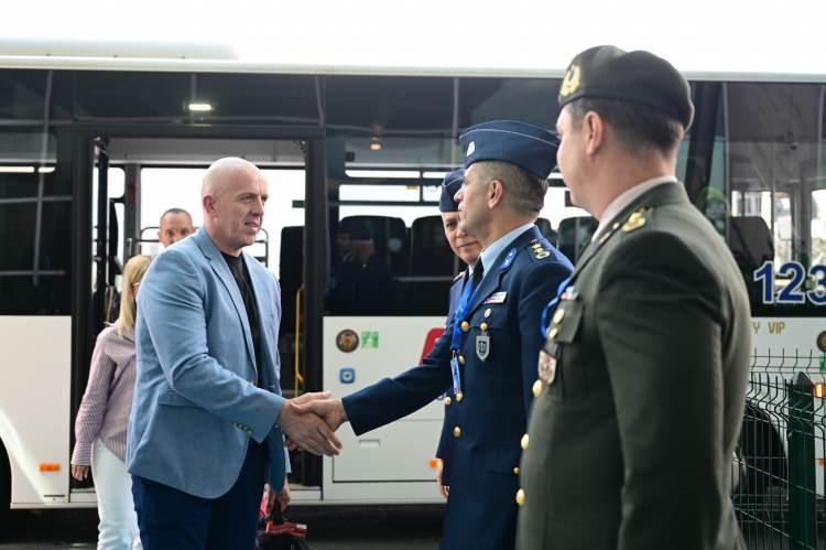 <p><span style="color:#B22222"><strong>KARADAĞ</strong></span></p>

<p>Karadağ Genelkurmay Başkanı Miodrag Vuksanovic Esenboğa Havalimanı'na geldi.</p>
