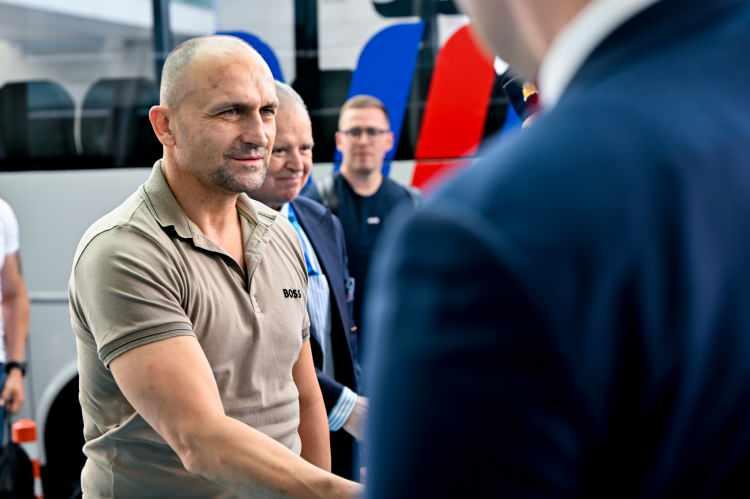<p><span style="color:#B22222"><strong>HIRVATİSTAN SAVUNMA BAKANI</strong></span></p>

<p>Hırvatistan Savunma Bakanı İvan Anusic Esenboğa Havalimanı'na geldi.</p>
