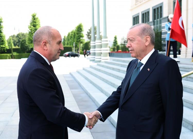 <p><span style="color:#B22222"><strong>BULGARİSTAN&nbsp;</strong></span></p>

<p>Cumhurbaşkanı Recep Tayyip Erdoğan, Cumhurbaşkanlığı K&uuml;lliyesi'nde Bulgaristan Başbakanı Rumen Radev'i kabul etti.</p>

<p>&nbsp;</p>
