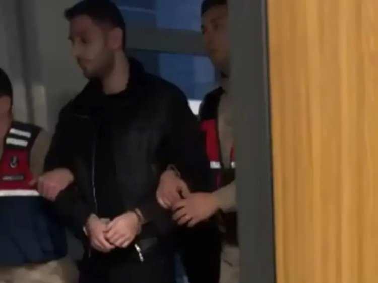 <p>T&Uuml;RKAY SONEL'İN ODASINDAN &Ccedil;IKARILAN 4 KOLİDE NE VARDI?</p>

<p>Vali konutunda &ccedil;alışan G&ouml;n&uuml;l G&uuml;lmez&rsquo;in beyanı da soruşturmanın &ouml;nemli başlıklarından birini oluşturdu. G&uuml;lmez, G&uuml;listan Doku&rsquo;nun kaybolduğuna ilişkin haberlerin &ccedil;ıktığı g&uuml;nlere yakın bir tarihte Tuncay Sonel&rsquo;in oğluna &ccedil;ok kızdığını, Mustafa T&uuml;rkay Sonel&rsquo;in kullandığı odadaki eşyaları d&ouml;rt koliye doldurarak &ccedil;alışanlara ve korumalara &ldquo;Bunları atın, gitsin&rdquo; dediğini ileri s&uuml;rd&uuml;.</p>

<p>Handan Sonel ise kolilerin i&ccedil;inde delil niteliğinde herhangi bir materyal bulunmadığını, oğlunun balıklarına yem olarak beslediği solucan ve b&ouml;ceklerin bulunduğunu s&ouml;yledi. Olayın 5 Ocak&rsquo;a yakın bir tarihte değil, &uuml;niversite sınavına yaklaşık bir ay kala yaşandığını belirten Sonel, eşinin oğlunun ders &ccedil;alışmak yerine b&ouml;ceklerle uğraşmasına &ouml;fkelenerek kutuları attığını, &ccedil;alışanlarla birlikte b&ouml;cekleri daha sonra tek tek topladıklarını anlattı.</p>
