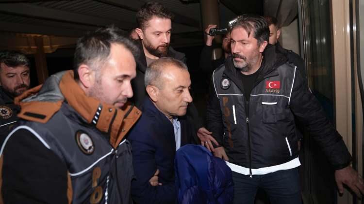 <p>&ldquo;ARABALAR TEMİZ &Ccedil;IKTI&rdquo; BİLGİSİNİ HANDAN SONEL'E KİM VERDİ?</p>

<p>Handan Sonel&rsquo;in cezaevinde tutuklu bulunan oğlu Mustafa T&uuml;rkay Sonel ile yaptığı g&ouml;r&uuml;şmedeki s&ouml;zleri de sorgulandı. Kayıt altına alınan g&ouml;r&uuml;şmede Sonel&rsquo;in oğluna, &ldquo;Arabalar temiz &ccedil;ıkıyor&rdquo; dediği belirtildi.</p>

<p>Savcılık, ara&ccedil; incelemeleri hen&uuml;z tamamlanmadan ve dosyada gizlilik kararı bulunurken bu bilgiye nasıl ulaştığını, kendisine bilgi sızdıran bir kişi olup olmadığını sordu. Sonel, s&ouml;z konusu bilgiyi sosyal medyada g&ouml;rd&uuml;ğ&uuml;n&uuml; savundu.&nbsp;</p>
